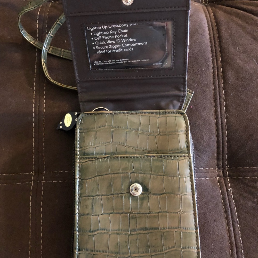 Cross Body purse. Snap close. Brand new! - Picture 3 of 4